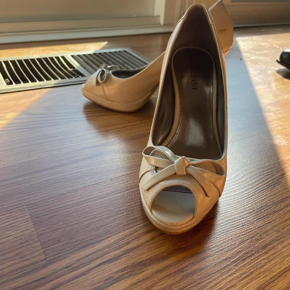 White platform Alfani heels! Size six ♥️
